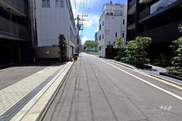 敷地北西側の前面道路（北東側から）