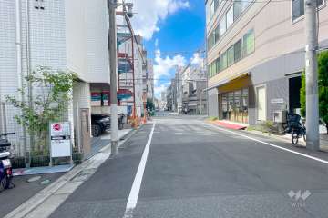 敷地西側の前面道路（北側から）