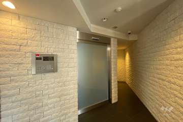 エントランスはオートロック付きです。