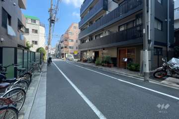 敷地西側の前面道路