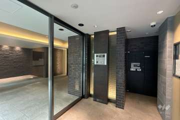 エントランスはオートロック付きです。