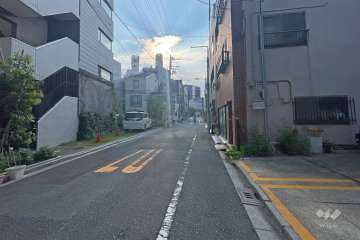 敷地の北側前面道路（東側から）
