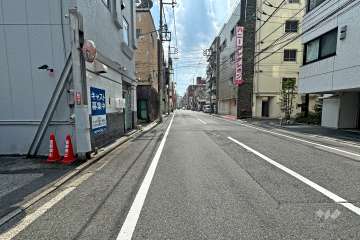 敷地の南東側前面道路（北東側から）