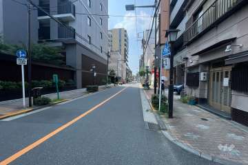 敷地の西側前面道路（南側から）