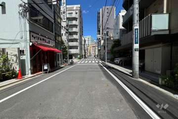 敷地西側の前面道路