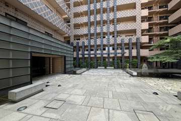 東側エントランスアプローチ