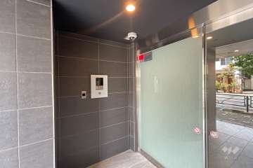 エントランスはオートロック付きです。