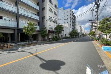 敷地の北側前面道路（東側から）