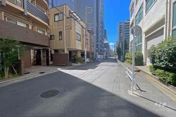 敷地の南側前面道路（東側から）