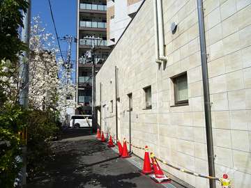 敷地西側の前面道路