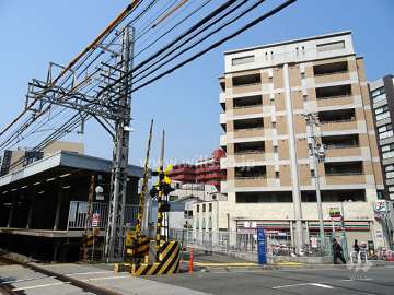 ドルフ深江スタツィオの遠景。敷地の南側に阪神「深江」駅があります。