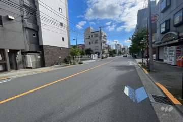 敷地南側の前面道路（西側から）