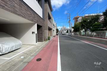敷地東側の前面道路（南側から）