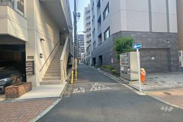 敷地東側の前面道路（北側から）