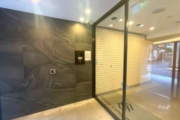 エントランスはオートロック付きです。