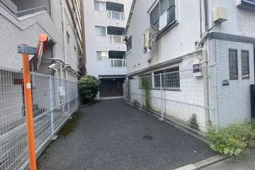 駐車場の出入り口（リングシャッター付き）