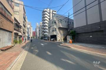 敷地北側の前面道路（西側から）