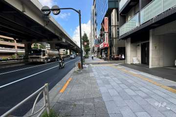 敷地の西側前面道路（南側から）