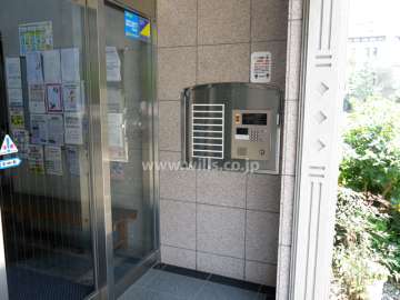 エントランスはオートロック付きです。