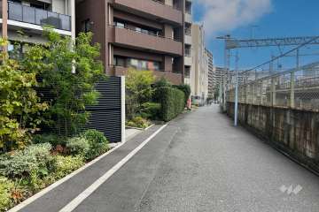 敷地西側の前面道路