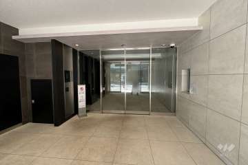 エントランスはオートロック付きです。