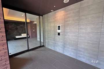 エントランスはオートロック付きです。