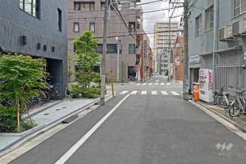 敷地の北側前面道路（東側から）