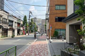 敷地の北側前面道路（西側から）