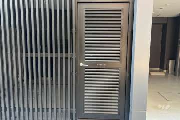 共用ポストの出入り口