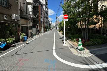 敷地西側の前面道路