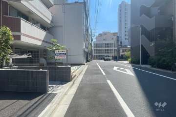 敷地西側の前面道路　