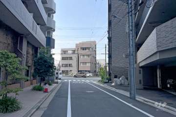 敷地西側の前面道路