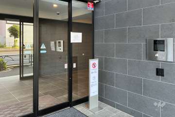 エントランスはオートロック付きです。