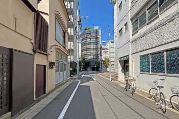 敷地の東側前面道路（南側から）