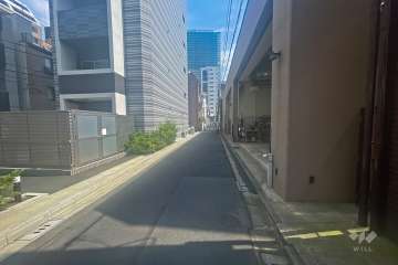 敷地南側の前面道路（西側から）