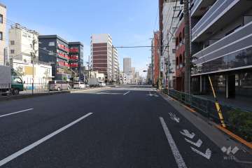 敷地北側の前面道路(明治通り)