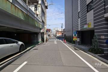 敷地西側の前面道路(南側から)