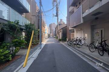 敷地西側の前面道路（北側から）