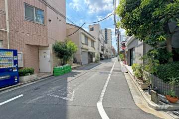敷地の西側前面道路（北側から）