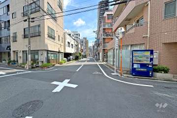 敷地の北側前面道路（西側から）
