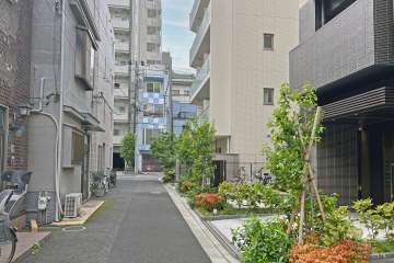 敷地の南側前面道路（東側から）