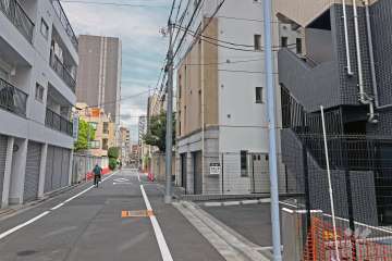 敷地の北側前面道路（西側から）