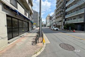 敷地北側の前面道路（西側から）