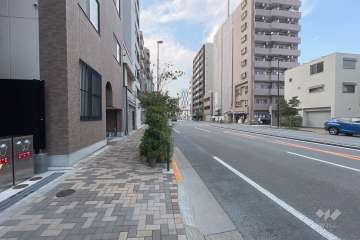 敷地東側の前面道路（南側から）