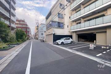 敷地西側の前面道路（南側から）