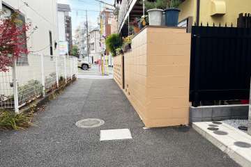敷地の南西側前面道路（南東側から）