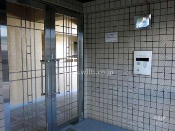 エントランスはオートロック付きです。