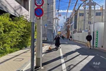 敷地の西側前面道路は「サンモールえばら」商店街です（北側から）。