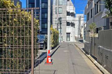敷地の東側前面道路（南側から）