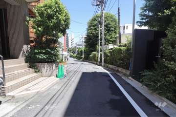 敷地西側の前面道路
